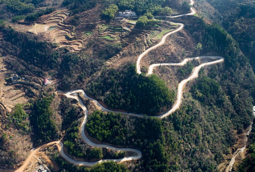 全国新建改建农村公路127.5万公里 特色产业因路而兴