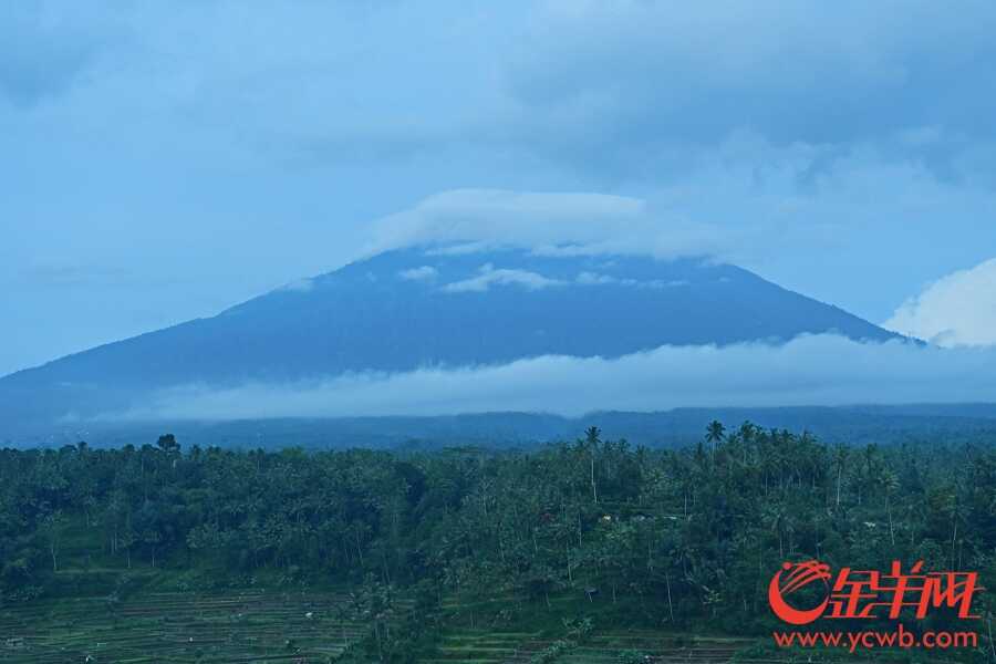 002受阿贡火山从去年9月开始活动加剧的影响，前往巴厘岛的人数出现断崖式下跌，当地旅游收入损失惨重.jpg