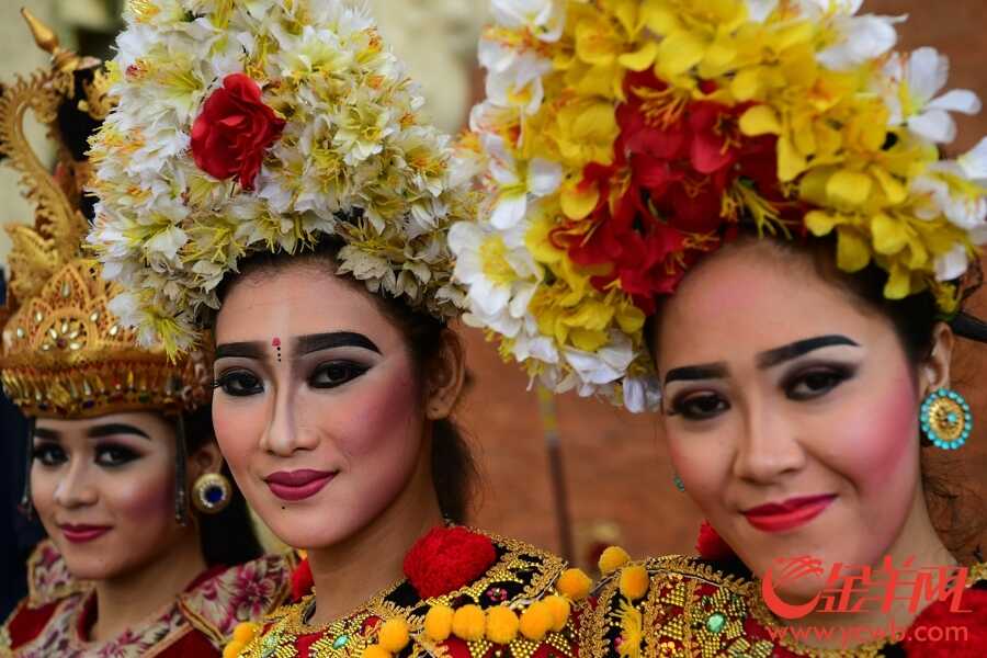 跳传统舞的演员