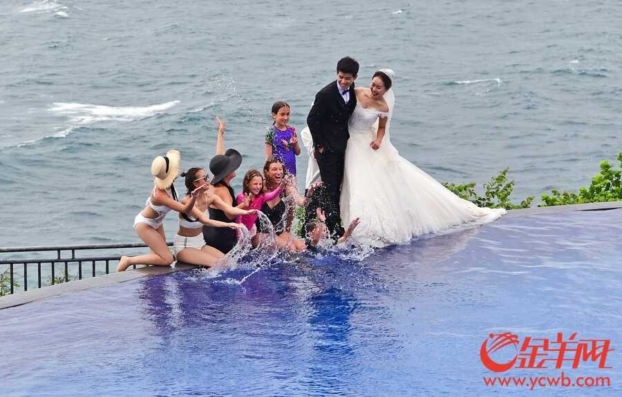 海边拍婚纱照的新人