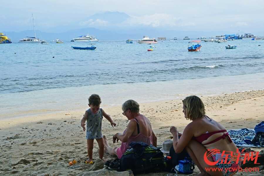 5受阿贡火山从去年9月开始活动加剧的影响，前往巴厘岛的人数出现断崖式下跌，当地旅游收入损失惨重