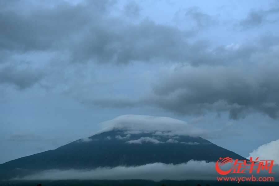 受阿贡火山从去年9月开始活动加剧的影响，前往巴厘岛的人数出现断崖式下跌，当地旅游收入损失惨重