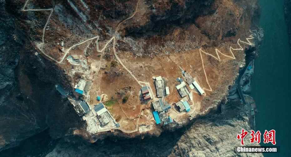 大渡河峡谷绝壁上的“天边”村寨