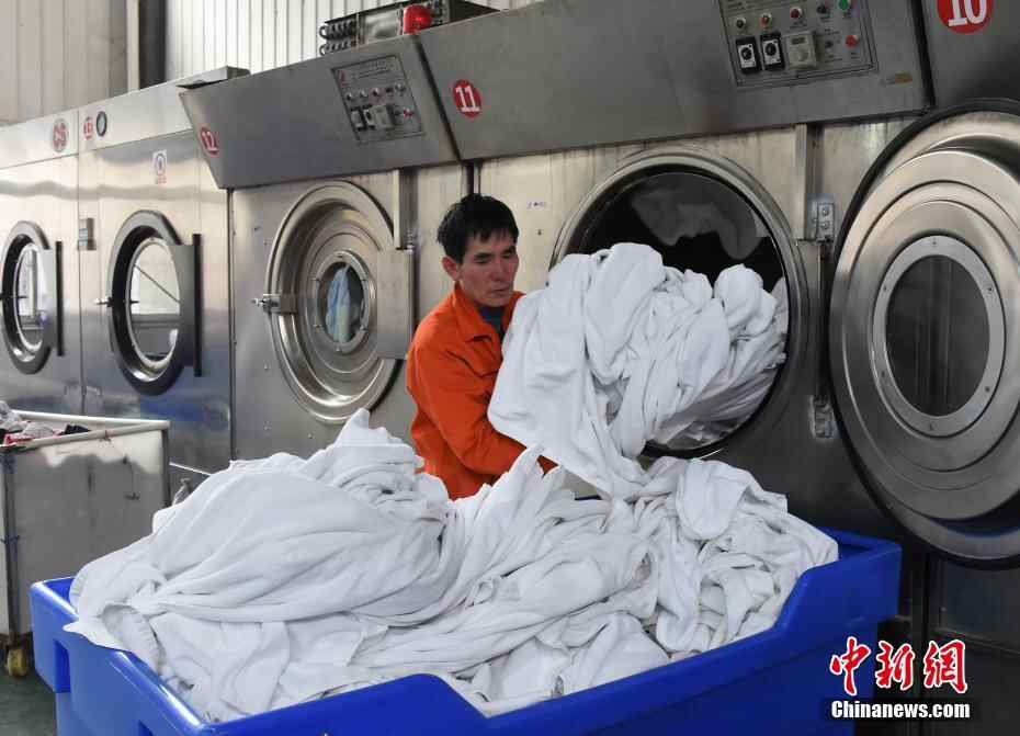 卧铺车厢床单怎么洗？ 探秘春运卧具洗涤车间