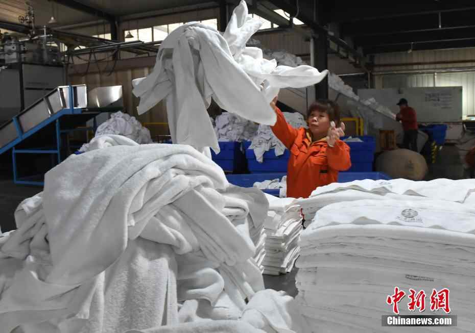 卧铺车厢床单怎么洗？ 探秘春运卧具洗涤车间