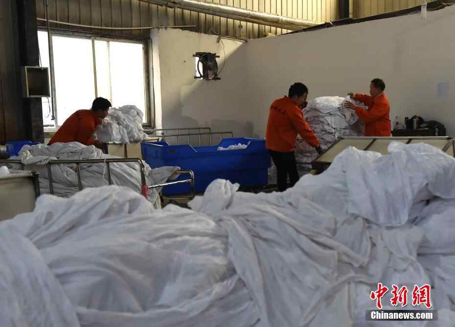 卧铺车厢床单怎么洗？ 探秘春运卧具洗涤车间