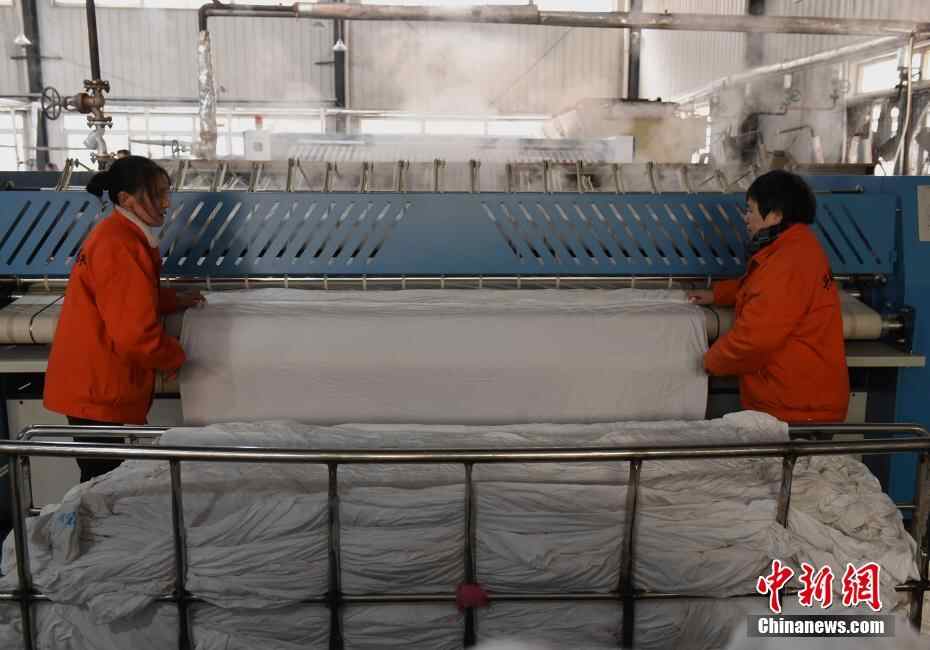 卧铺车厢床单怎么洗？ 探秘春运卧具洗涤车间