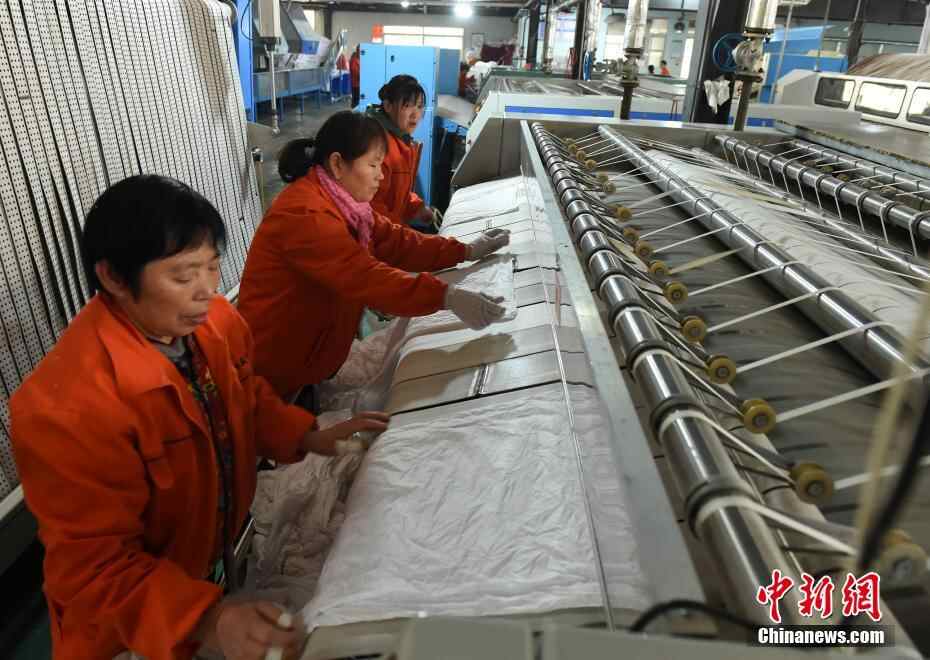 卧铺车厢床单怎么洗？ 探秘春运卧具洗涤车间