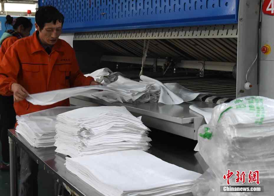 卧铺车厢床单怎么洗？ 探秘春运卧具洗涤车间