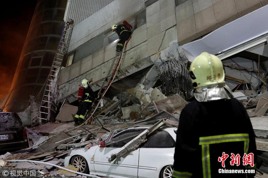 台湾花莲附近发生6.5级地震 地面震裂楼房倾倒