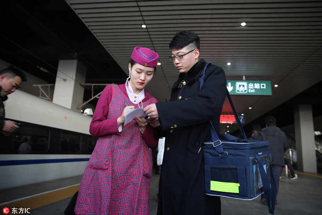 春运中的高铁网络订餐配送员 日行2万步送餐像打仗【2】