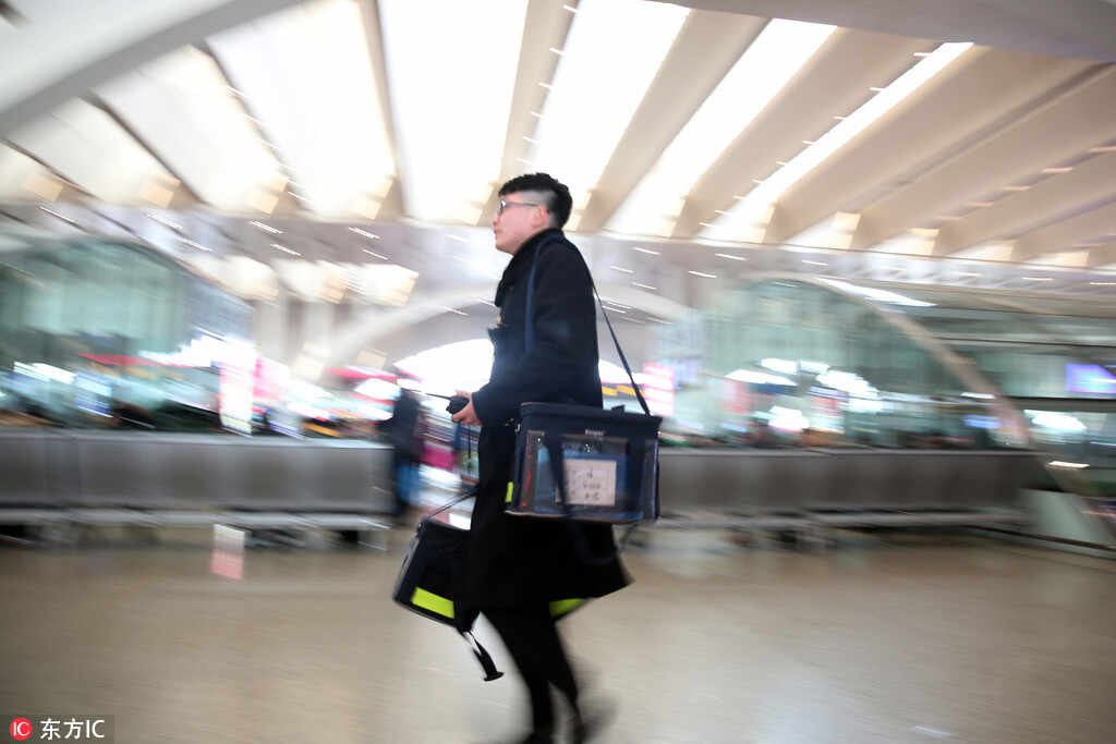 春运中的高铁网络订餐配送员 日行2万步送餐像打仗【3】