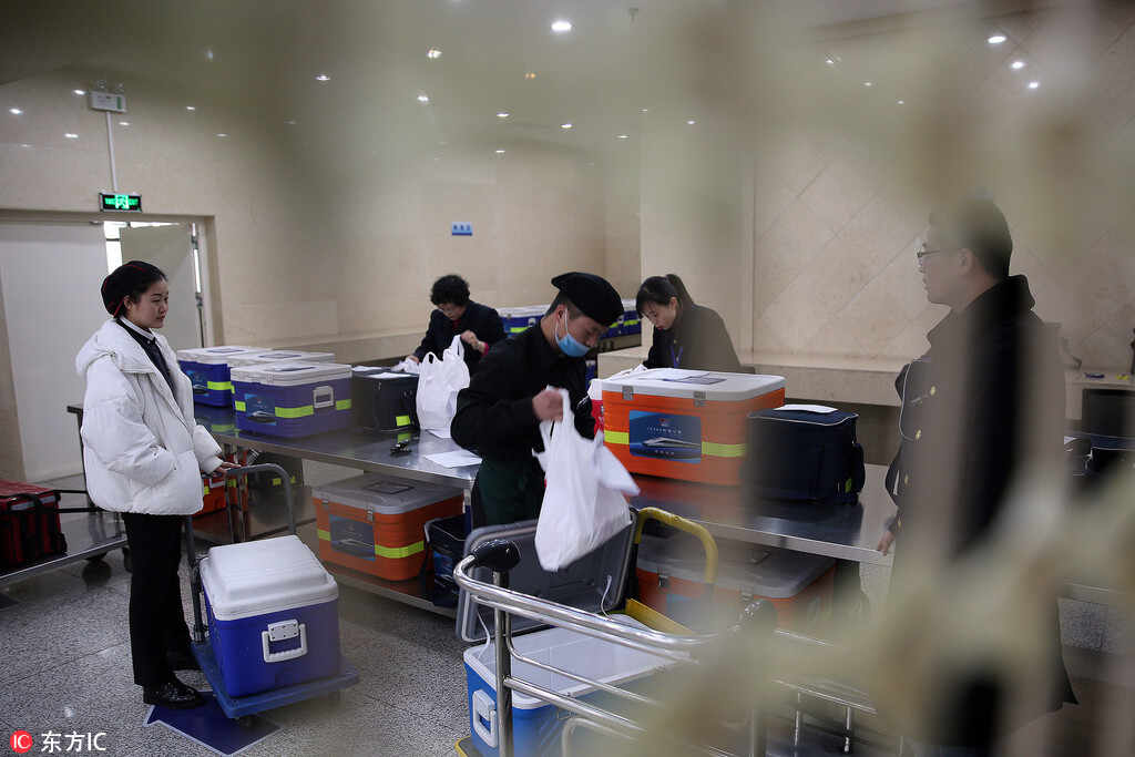 春运中的高铁网络订餐配送员 日行2万步送餐像打仗【4】