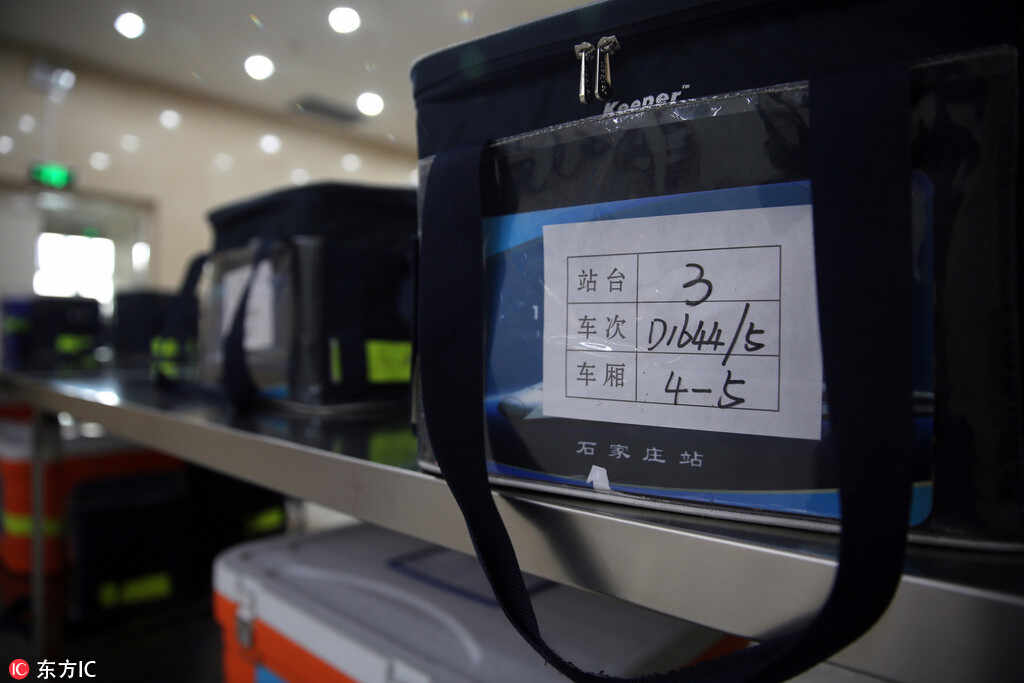 春运中的高铁网络订餐配送员 日行2万步送餐像打仗【5】