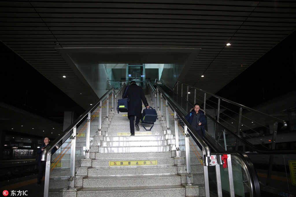 春运中的高铁网络订餐配送员 日行2万步送餐像打仗【7】