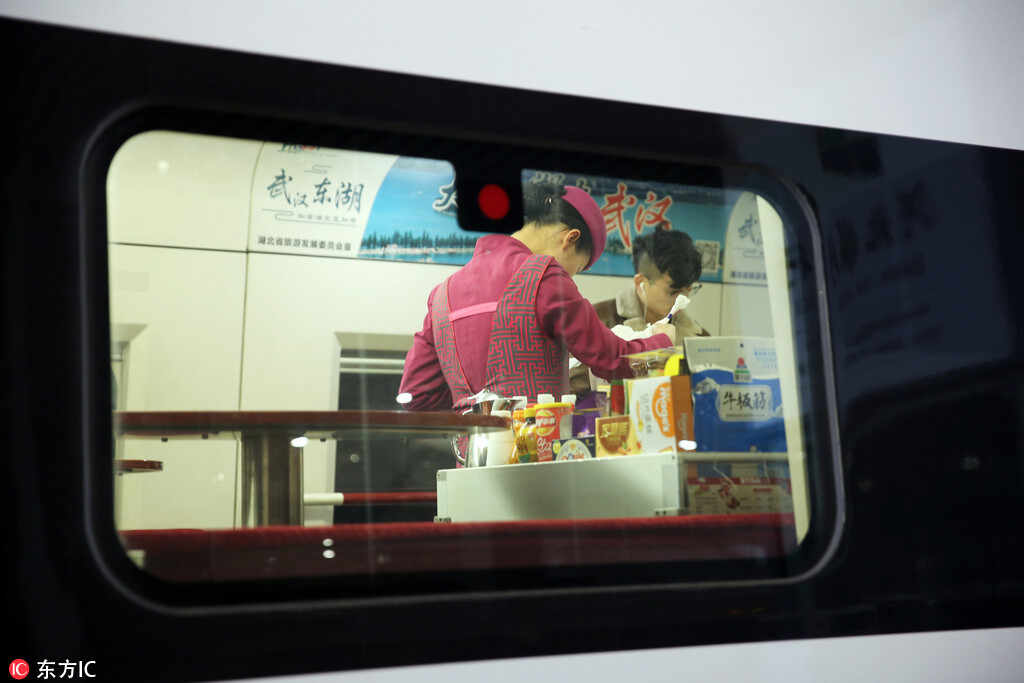 春运中的高铁网络订餐配送员 日行2万步送餐像打仗【8】