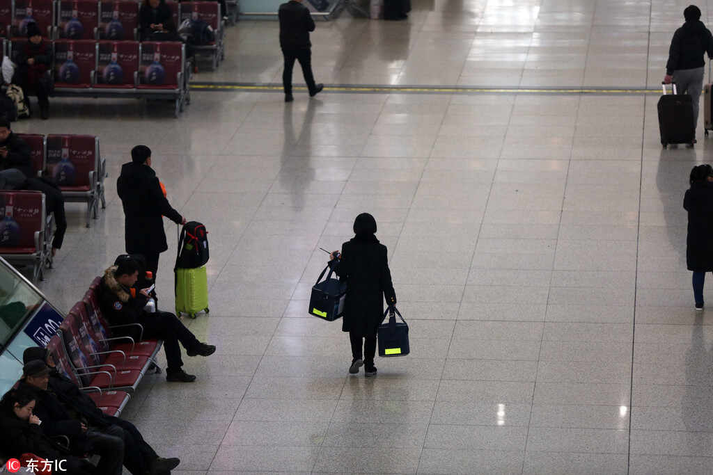 春运中的高铁网络订餐配送员 日行2万步送餐像打仗【10】