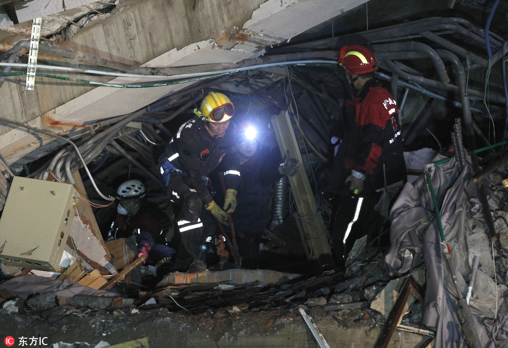 台湾花莲6.5级地震现场：夜色降临救援持续 工作人员出动搜救犬