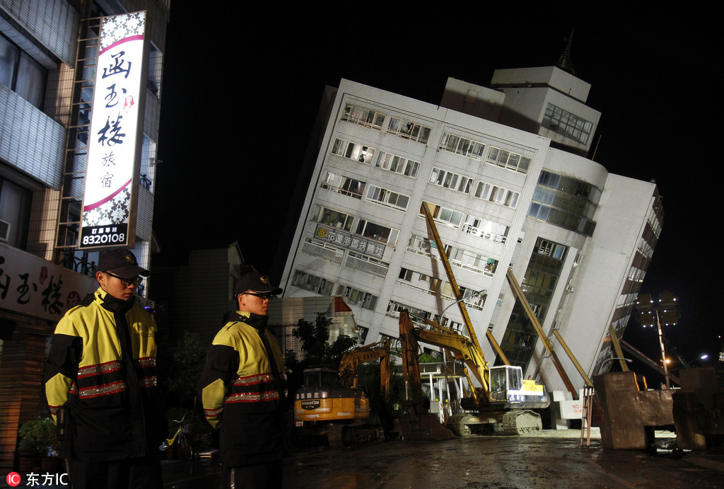 台湾花莲6.5级地震现场：夜色降临救援持续 工作人员出动搜救犬【2】