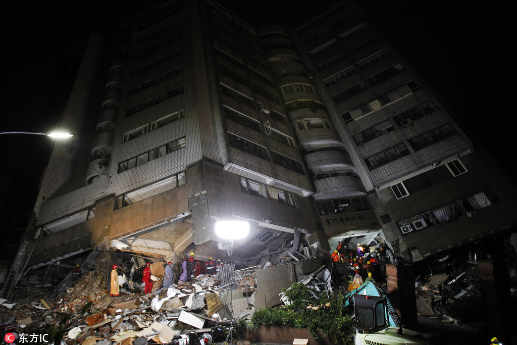 台湾花莲6.5级地震现场：夜色降临救援持续 工作人员出动搜救犬【9】