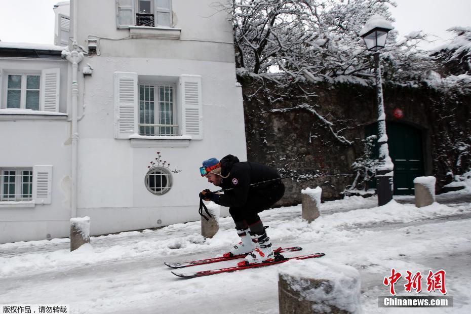 法国普降大雪交通受阻 巴黎民众市区内滑雪