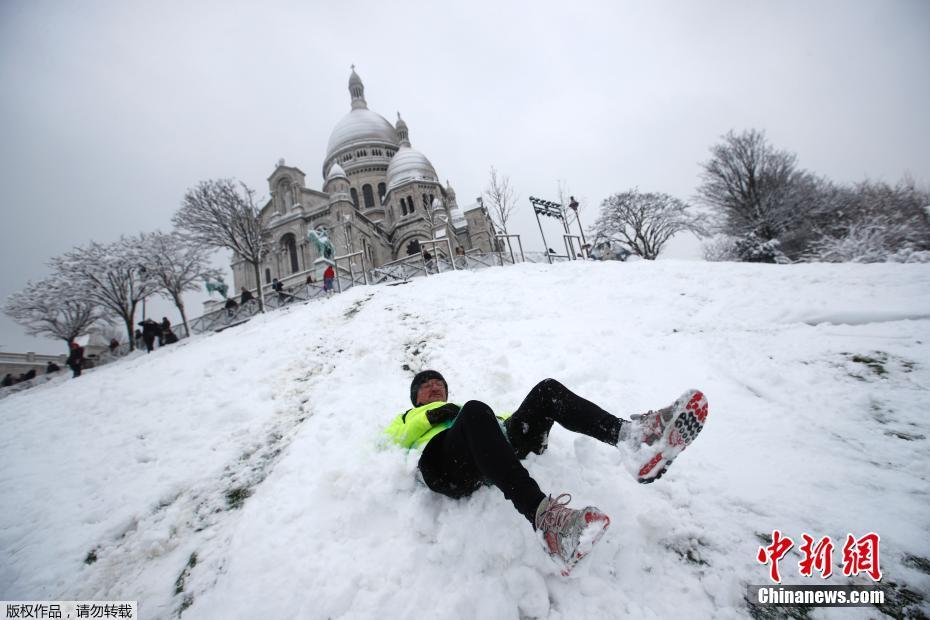 法国普降大雪交通受阻 巴黎民众市区内滑雪