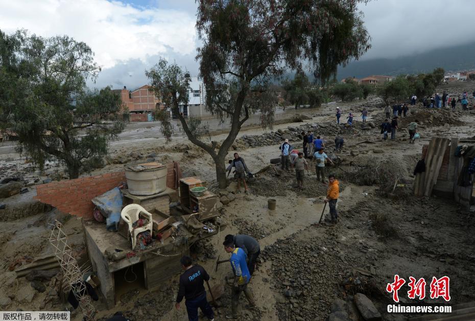 玻利维亚连遭暴雨引发洪水 民众抱“泥狗”前行