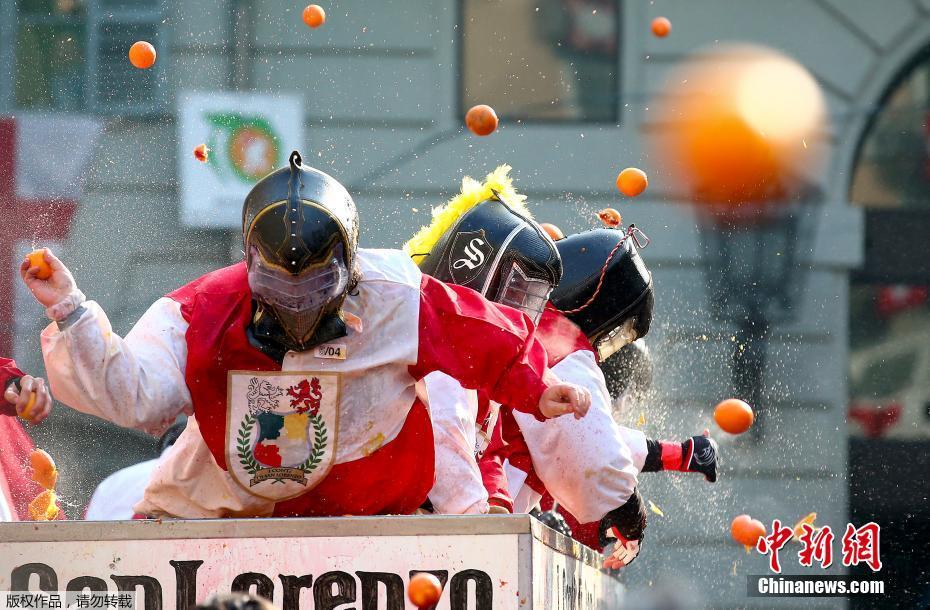 意大利小镇举行橙子狂欢节 人们互扔橙子欢乐无限