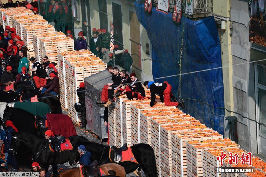 意大利小镇举行橙子狂欢节 人们互扔橙子欢乐无限