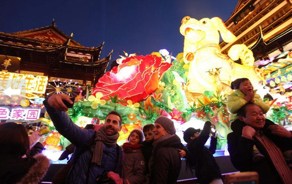 上海：中外游客豫园赏灯