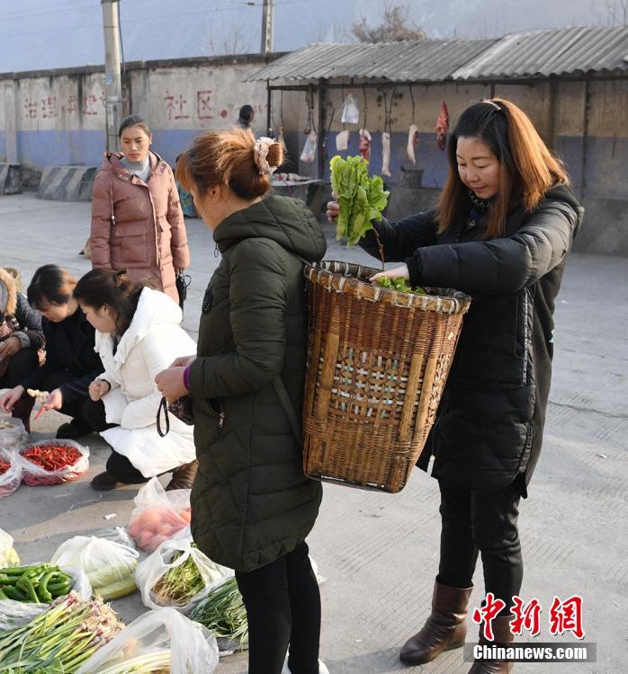 成昆铁路小车站上的团年饭