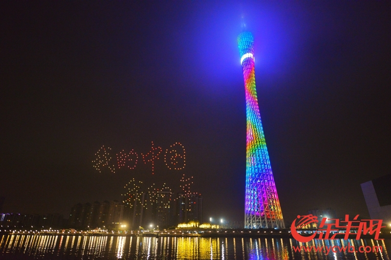 2018年2月15日凌晨，广州塔下300余架无人机组成的编队图案，为广州送上一个新年的美丽祝福。“小蛮腰”广州塔与巴黎地标埃菲尔铁塔同框。记者 黄巍俊 摄12.jpg