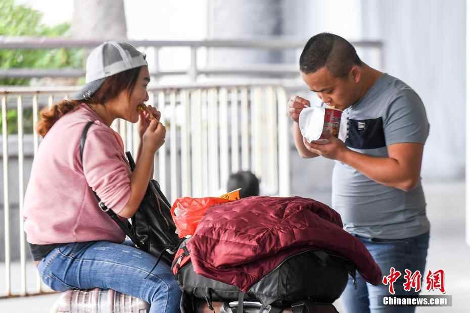 广州火车站的“年夜饭”