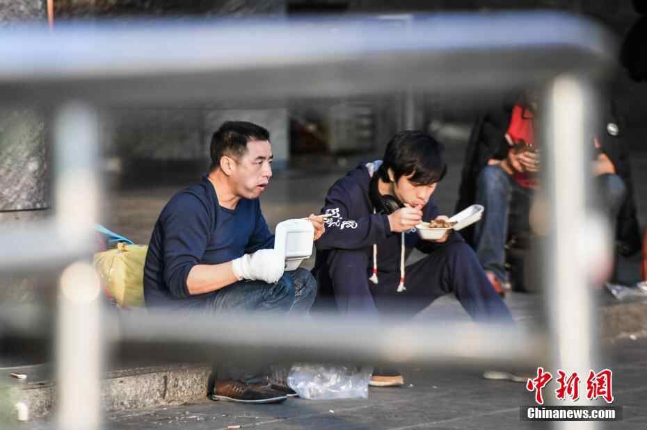 广州火车站的“年夜饭”