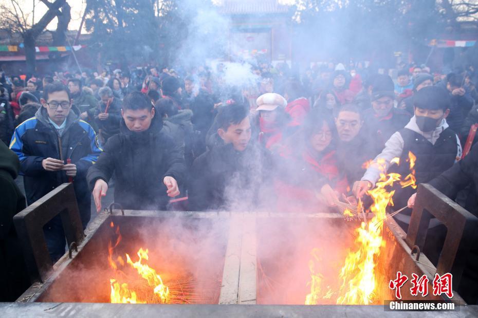 大年初一北京市民雍和宫烧香祈福