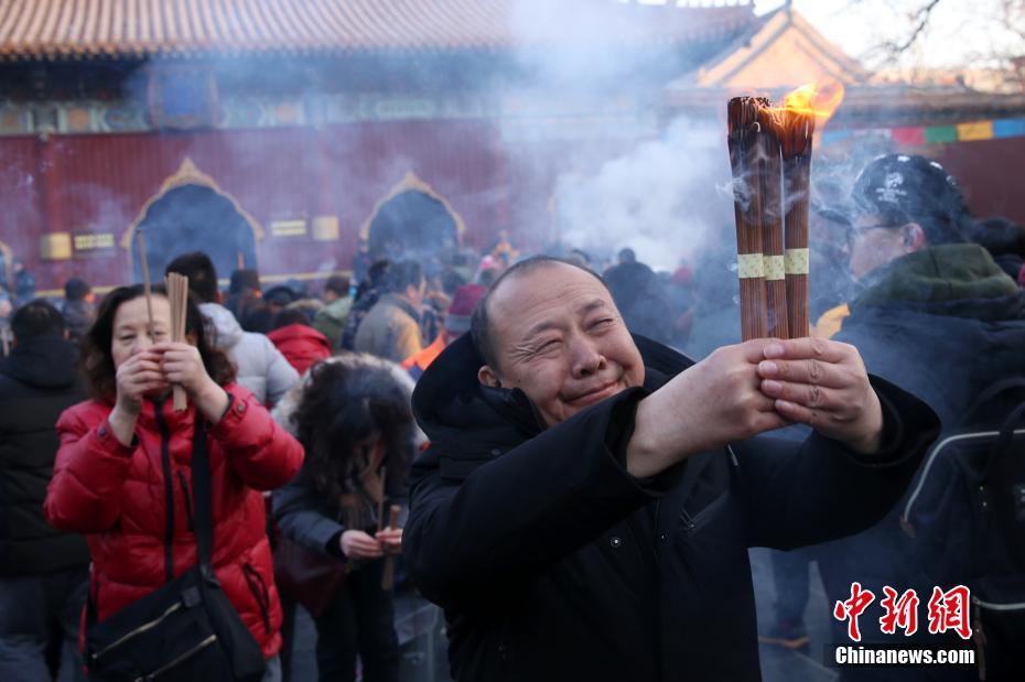 大年初一北京市民雍和宫烧香祈福