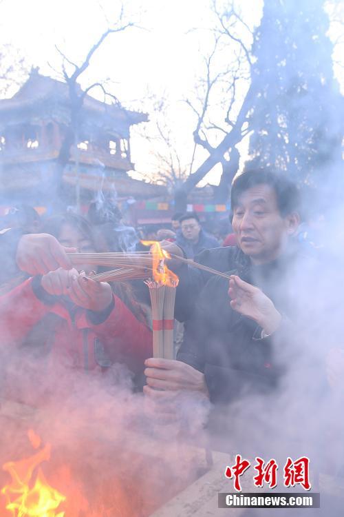 大年初一北京市民雍和宫烧香祈福