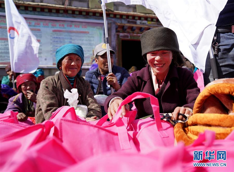 西藏雪山“神湖”边一个村庄的脱贫进行时