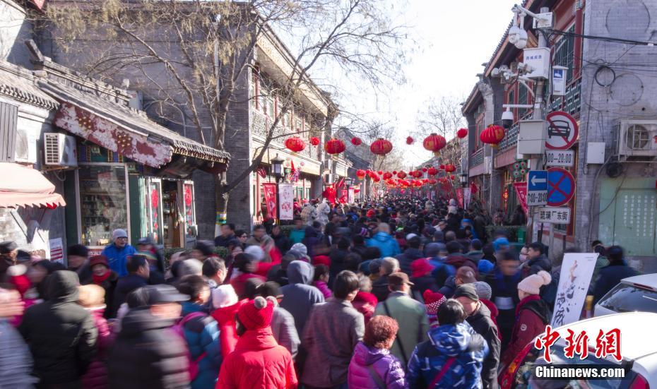 北京民众逛庙会迎新春