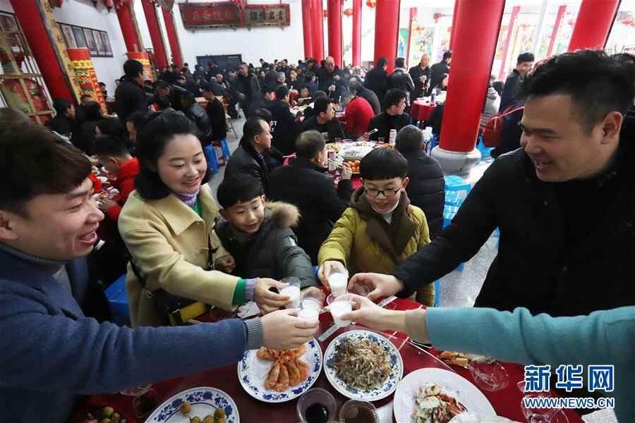 欢聚度佳节 共叙邻里情