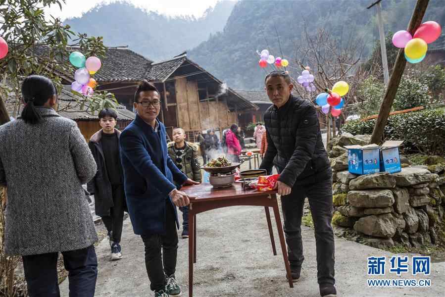 欢聚度佳节 共叙邻里情