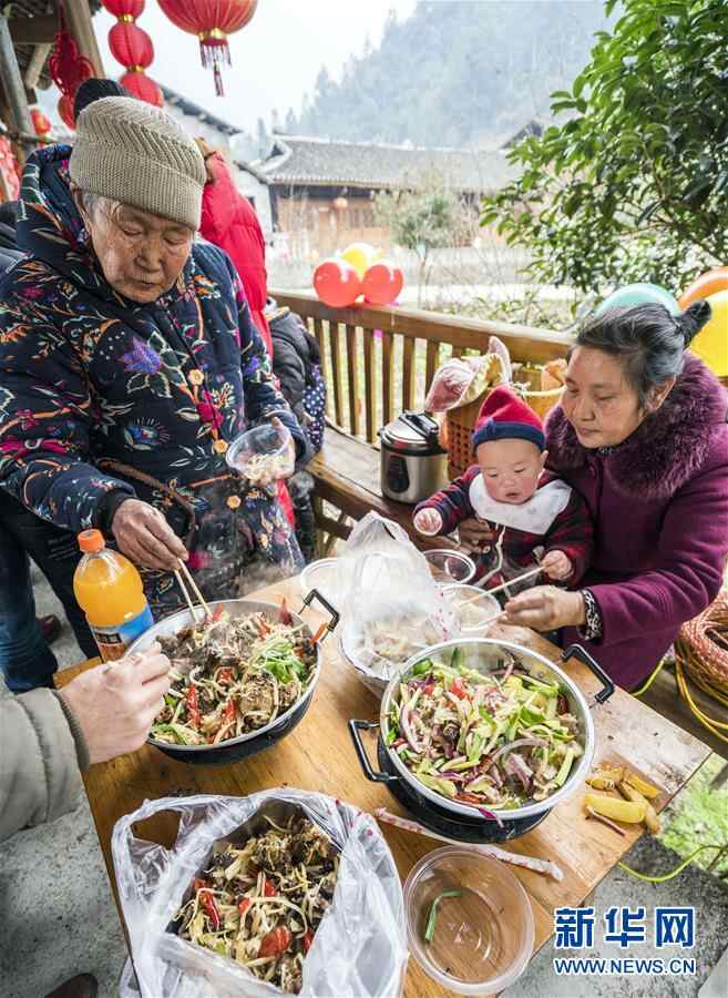 欢聚度佳节 共叙邻里情