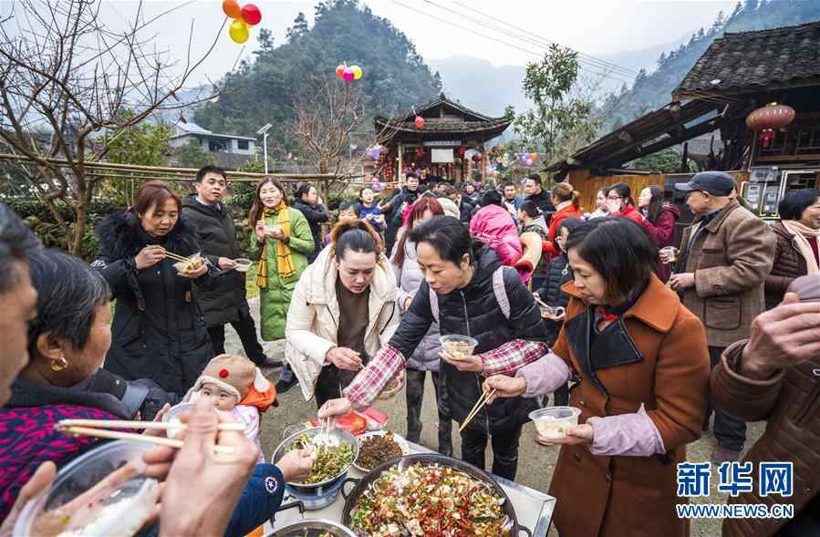 欢聚度佳节 共叙邻里情