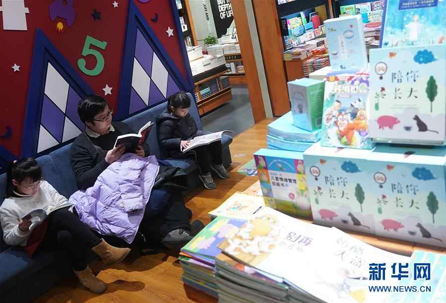 看书、逛庙会、新年祈福……百姓欢度新年假期