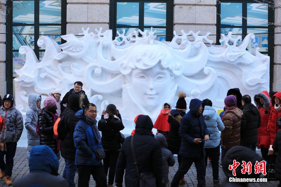 冰雪游火热升温 哈尔滨景区游人众多