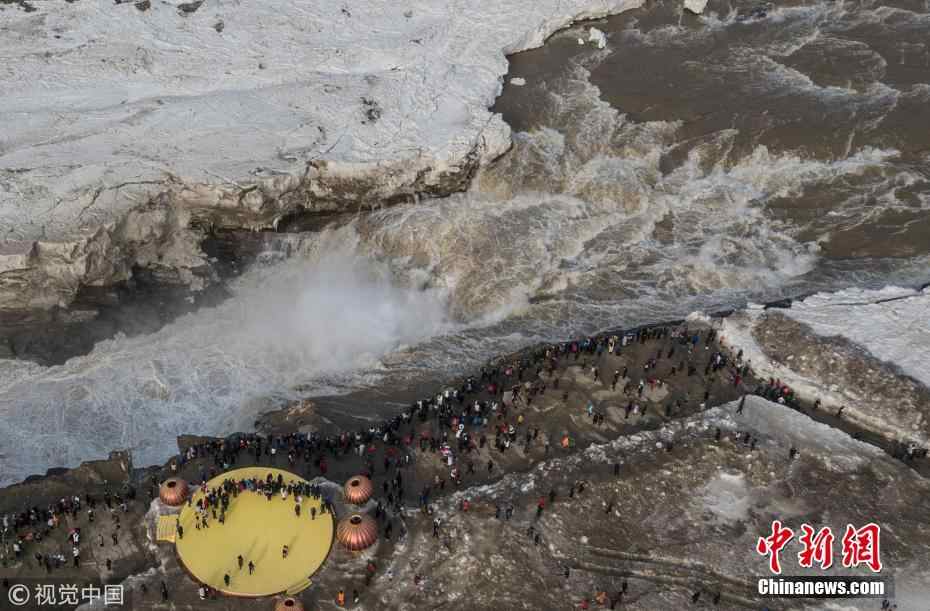 游客蜂拥壶口瀑布 争睹瀑布上壮观彩虹