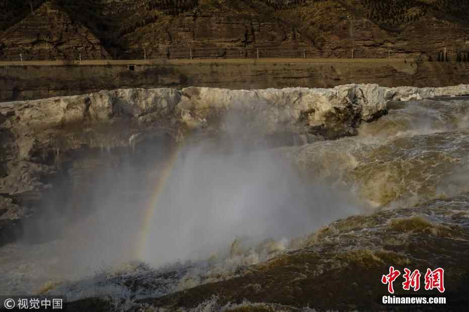游客蜂拥壶口瀑布 争睹瀑布上壮观彩虹