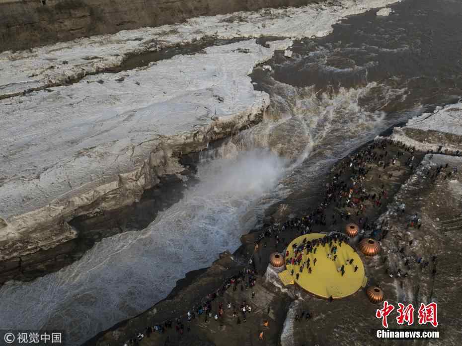 游客蜂拥壶口瀑布 争睹瀑布上壮观彩虹
