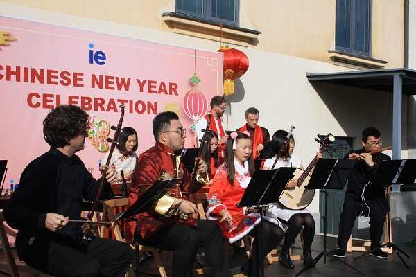 华人华侨社团和在校学生等在现场进行了精彩的表演