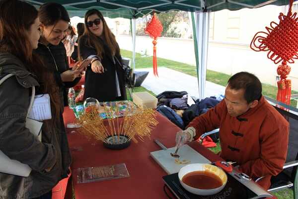 活动现场的糖画摊位吸引众多当地民众驻足